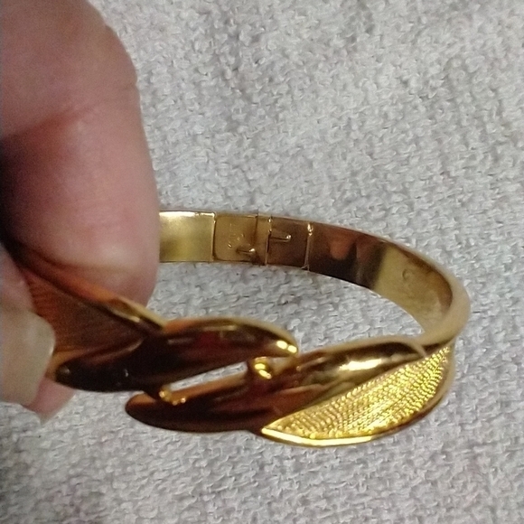 Monet goldtone hinged bracelet - Picture 1 of 4